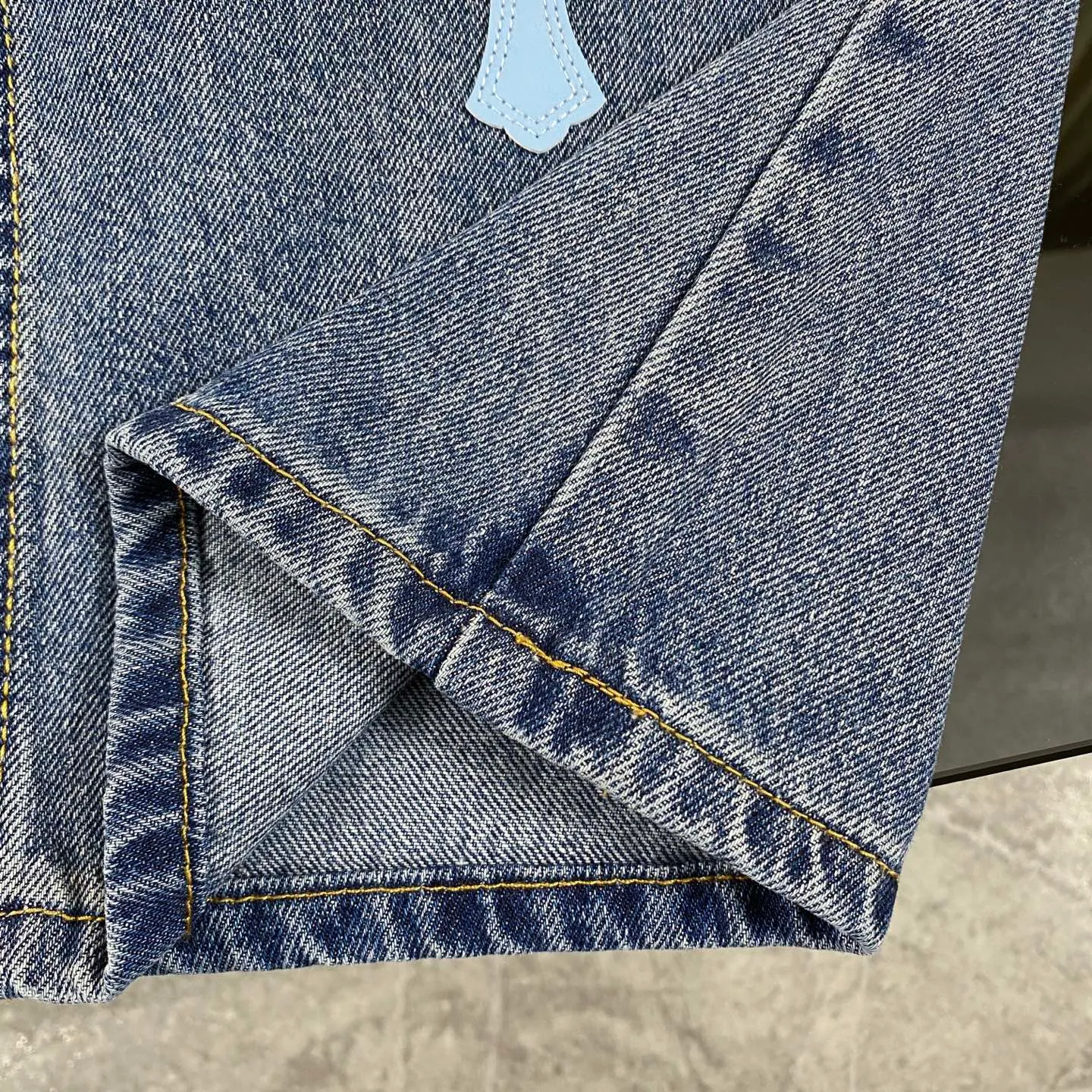 P220 chrome hearts 2025 new double blue cross patchwork leather jeans vi Top heavy industry fashionable design] Consistent high street luxury style creation. Speaking of this style, the Zangyin family and GU family are definitely the leading representative brands. Especially the Zangyin family has really achieved a state-of-the-art effect in creating high street style. The unique washed material is used to create this style. The color system is quite eye-catching. After it is decorated with patchwork cross flowers, it cleverly highlights the charm of the brand. Secondly, this style uses classic The classic high-waist cutting design highlights the long legs and fashionable temperament of the upper body. The brand is highly recognizable and the slim fit configuration is more suitable for daily wear. It is a product that interprets personality, fashion, and specifications at a glance. This single product is enough to make any fan excited. It can be a white T-shirt for youthful preppy style, or a tight suspender for lady style. It has strong matching ability and can be easily controlled by men.  [Materials and craftsmanship] Needless to say, this point goes without saying. As an excellent craftsman brand, Zangyin’s requirements for details and craftsmanship are really perfect. The washed color of this model has gone through so many processes, not to mention the embellishment of denim appliques. It is also purely hand-made and sewn. Just like what they believe in, only hand-made things have soul and have the meaning of wear. A top-notch heavy-duty fashionable denim item, I look forward to your perfect interpretation! !  Size:28-34